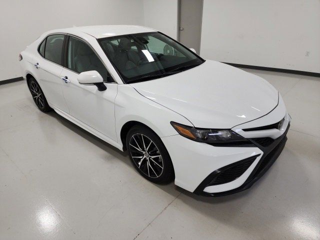 Certified, 2022 Toyota Camry SE Auto, White, NU661244A-5