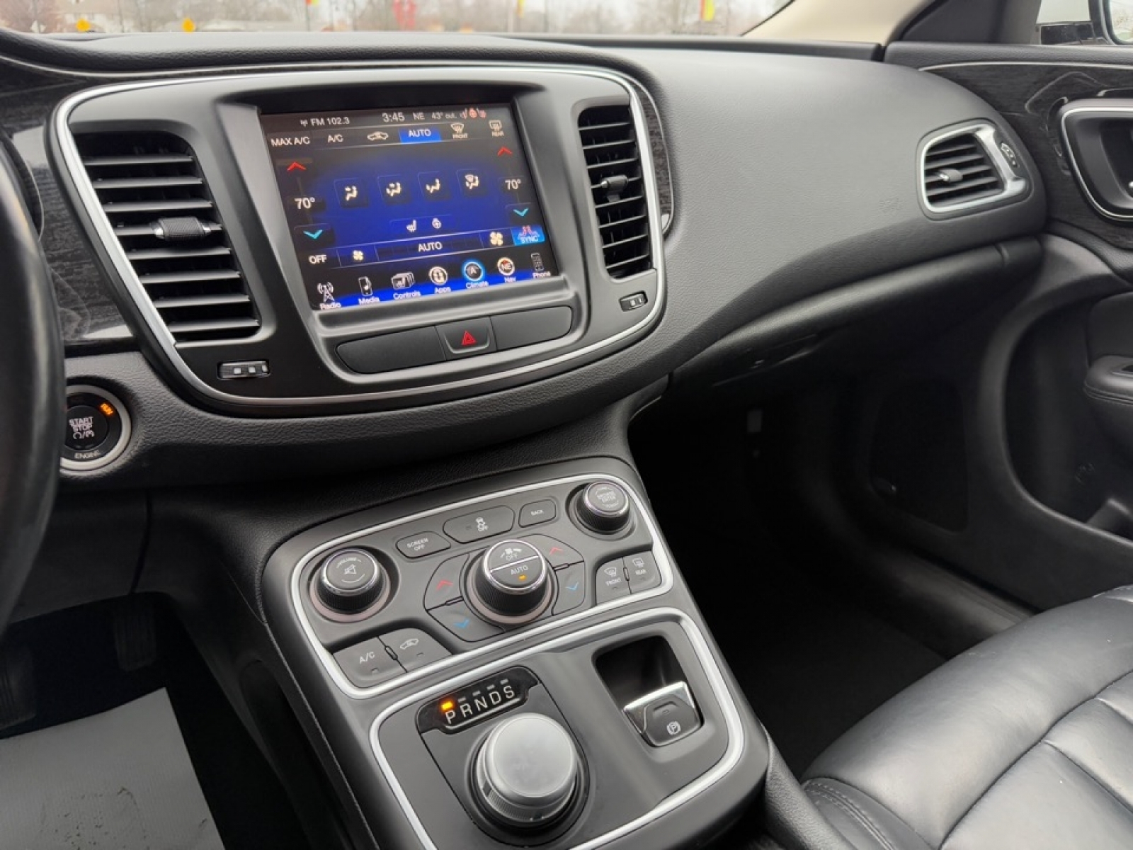 2016 Chrysler 200 image