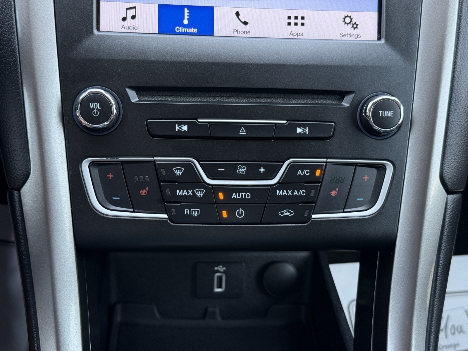 2017 Ford Fusion SE, 38649, Photo