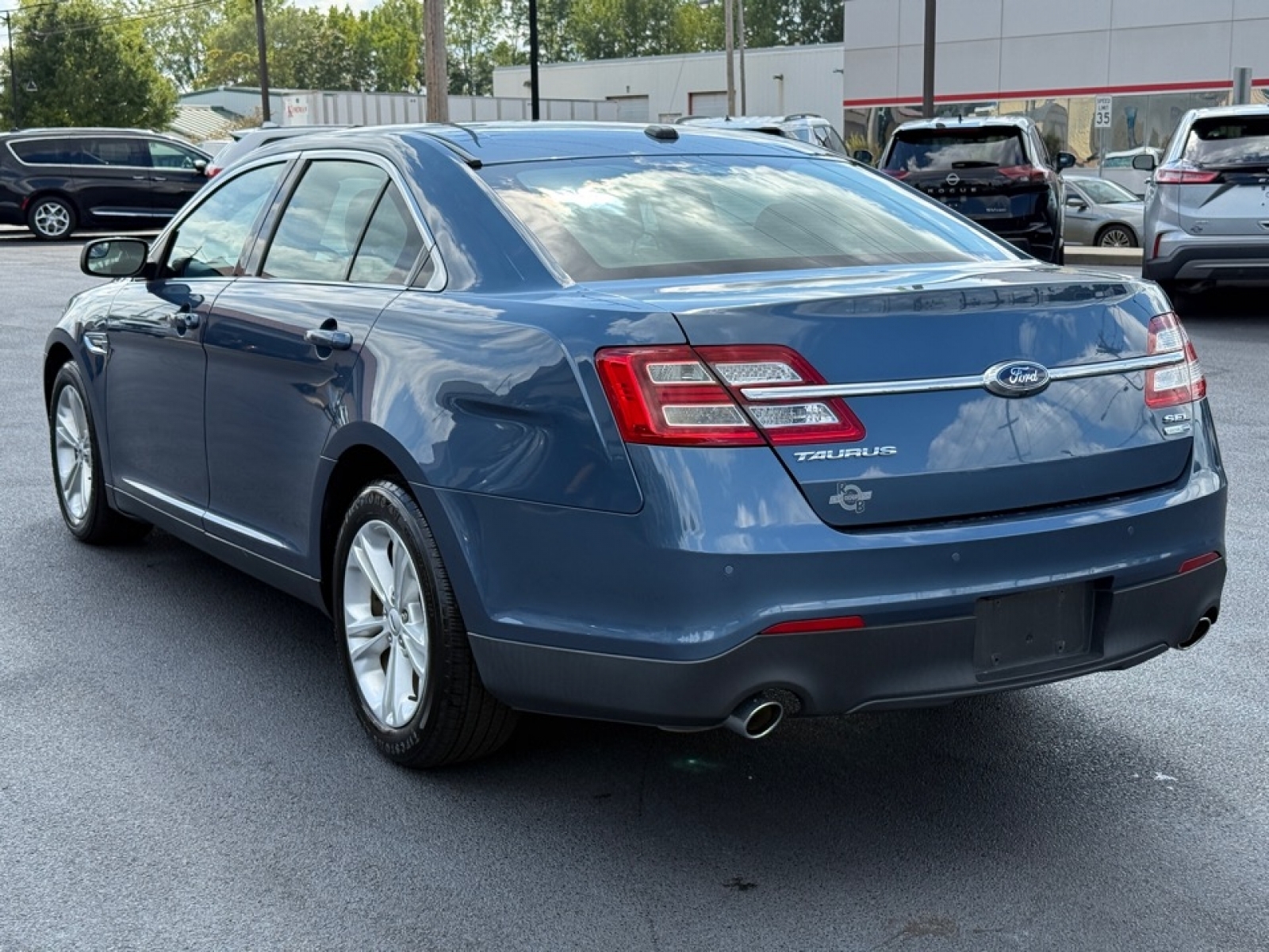 Image of 2018 Ford Taurus SEL