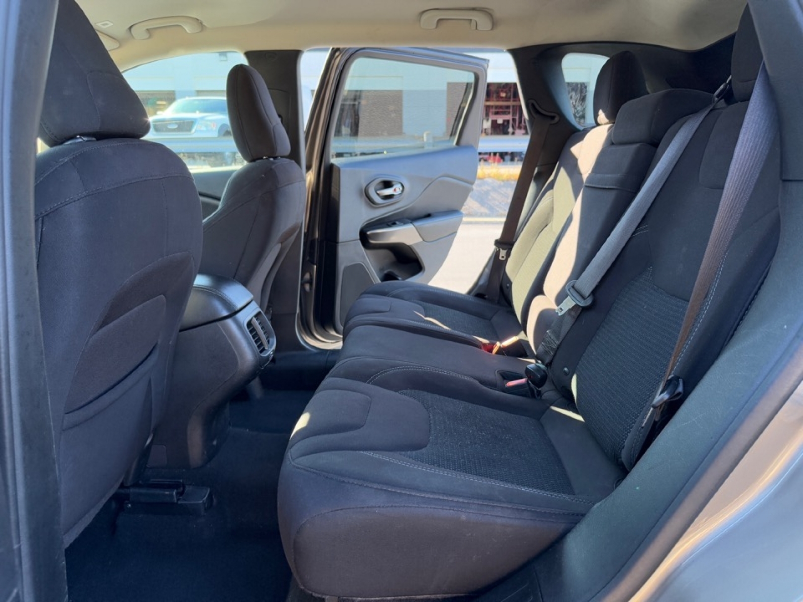 2019 Jeep Cherokee Latitude FWD, 38969, Photo