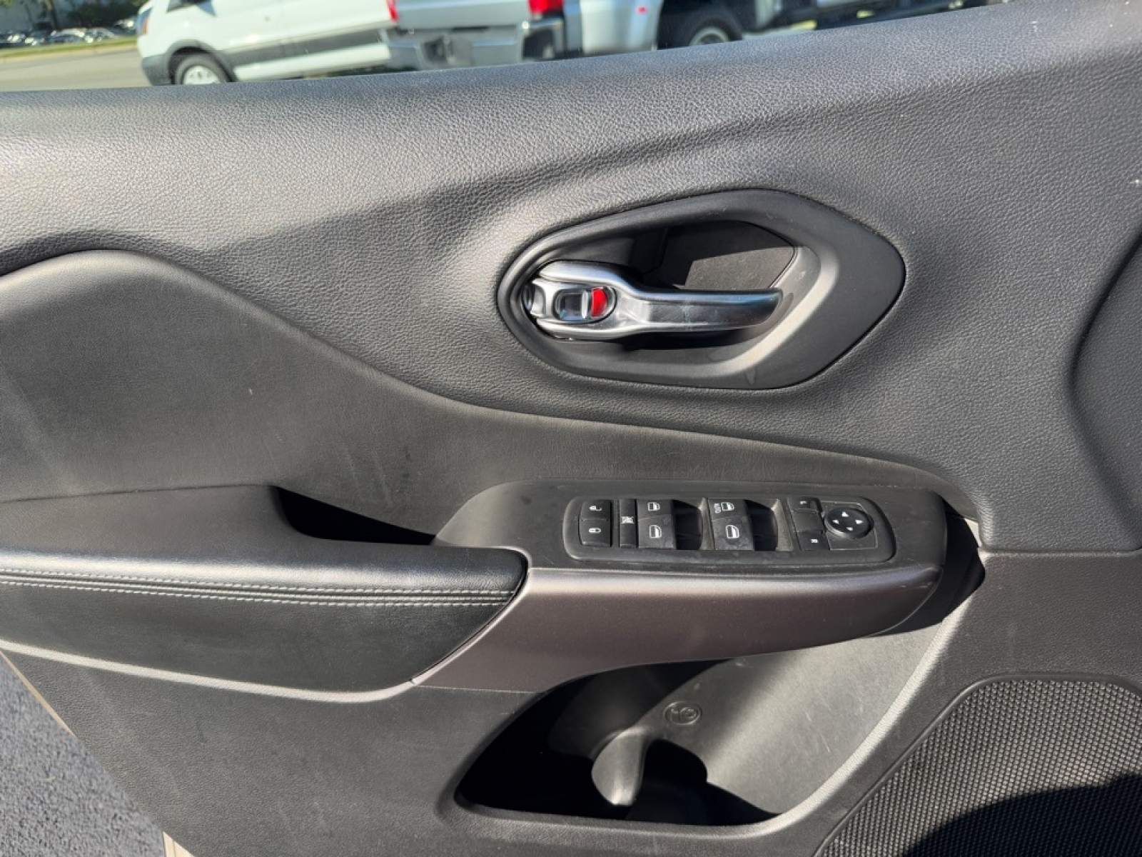 2019 Jeep Cherokee Latitude FWD, 38969, Photo