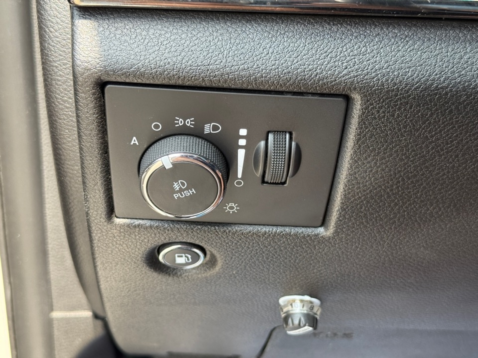 2019 Jeep Grand Cherokee Overland, 38502, Photo