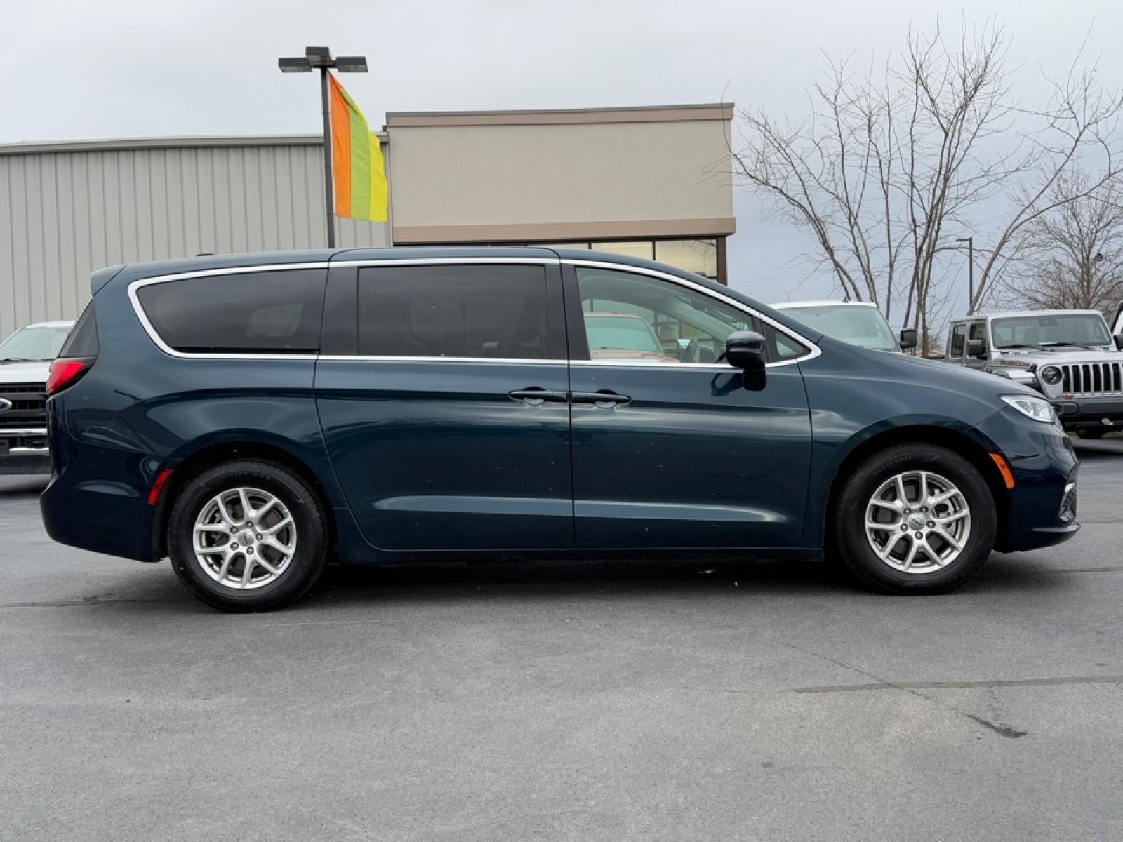 2023 Chrysler Pacifica image