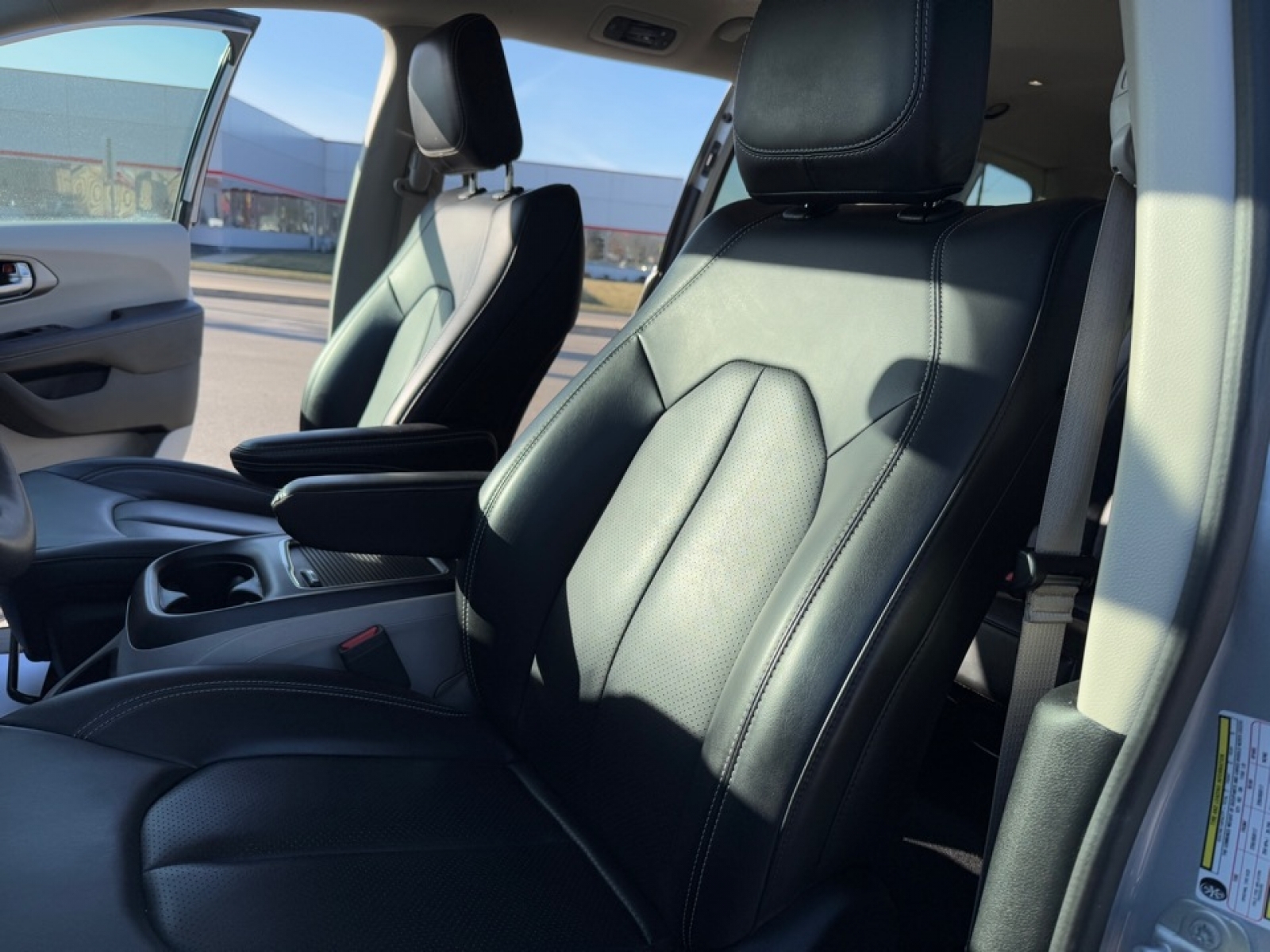 2023 Chrysler Pacifica image