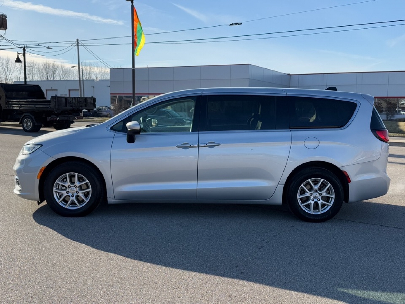 2023 Chrysler Pacifica image