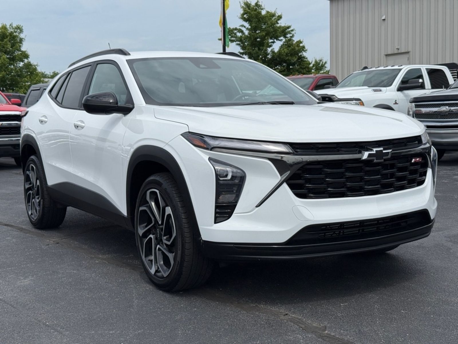 2024 Chevrolet Trax photo 2