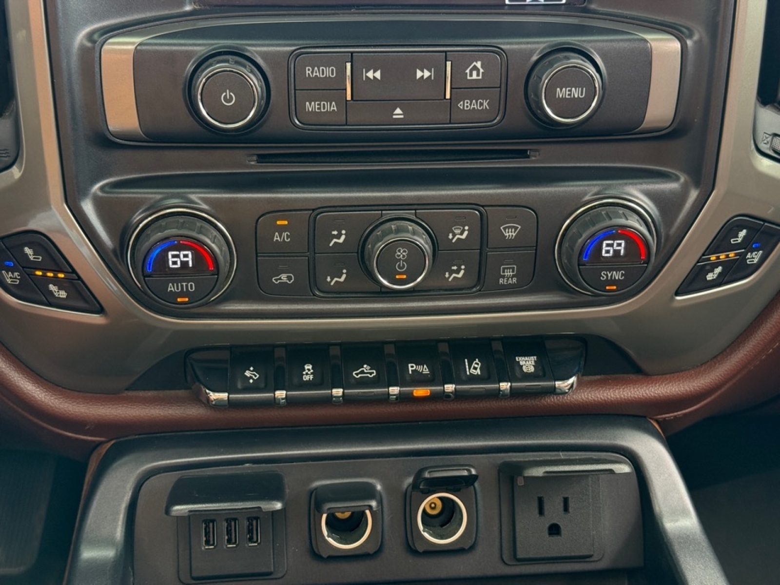 2015 Chevrolet Silverado 2500HD High Country, 39718, Photo