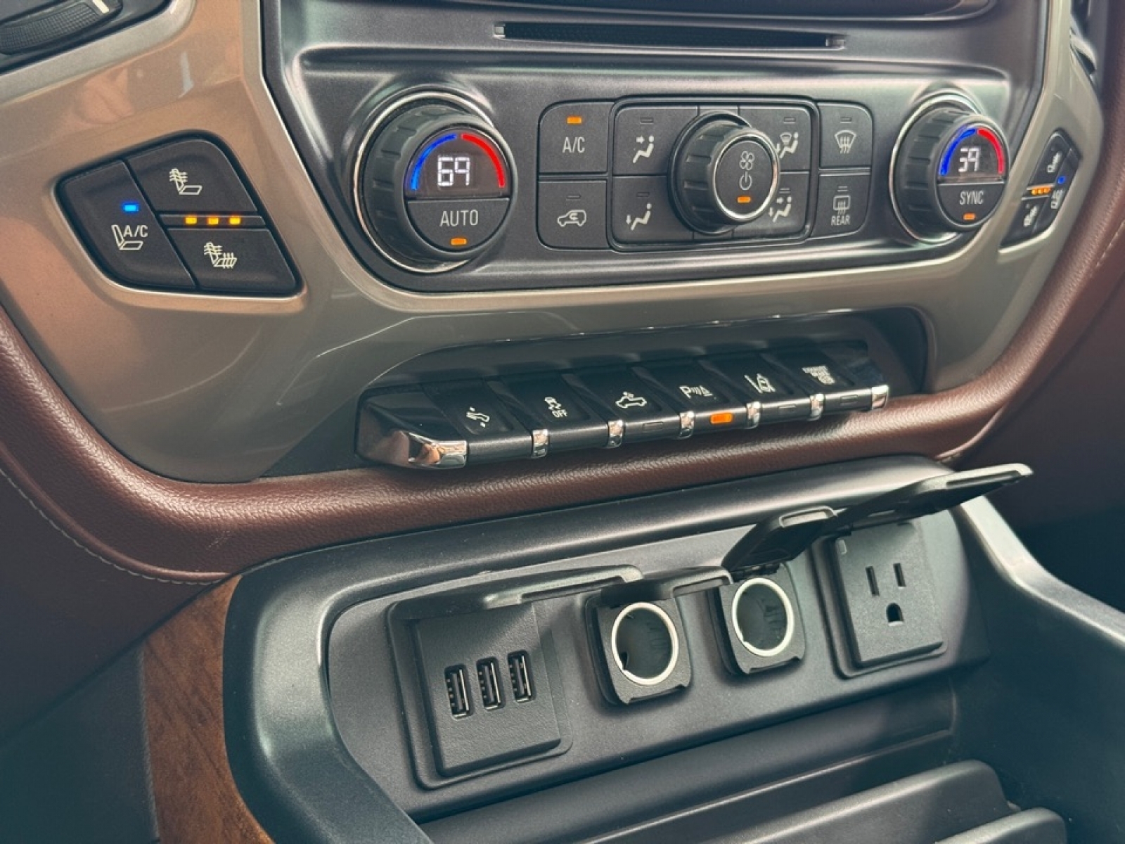 2015 Chevrolet Silverado 2500HD High Country, 39718, Photo