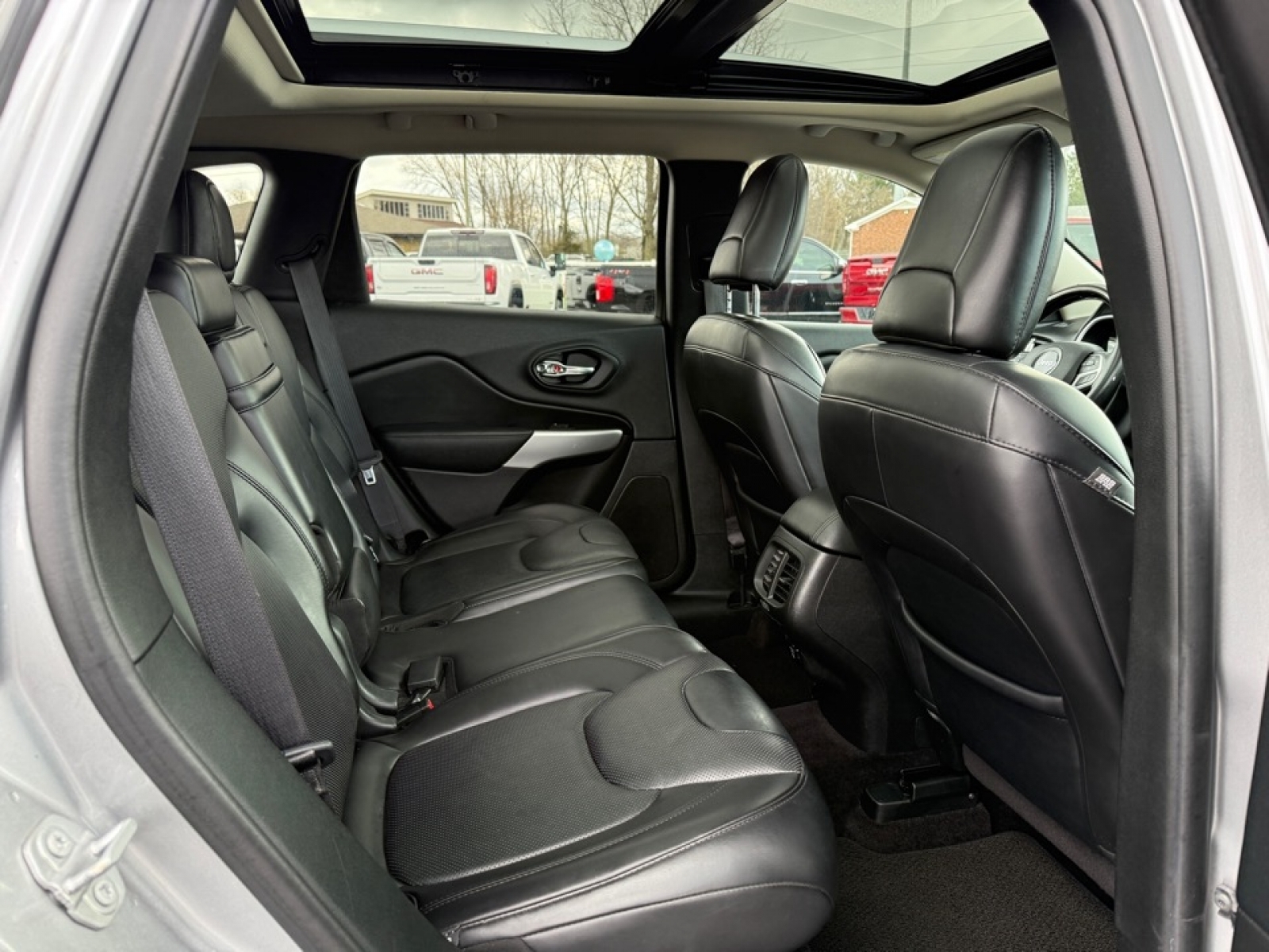 2017 Jeep Cherokee Overland 4x4, 39697, Photo