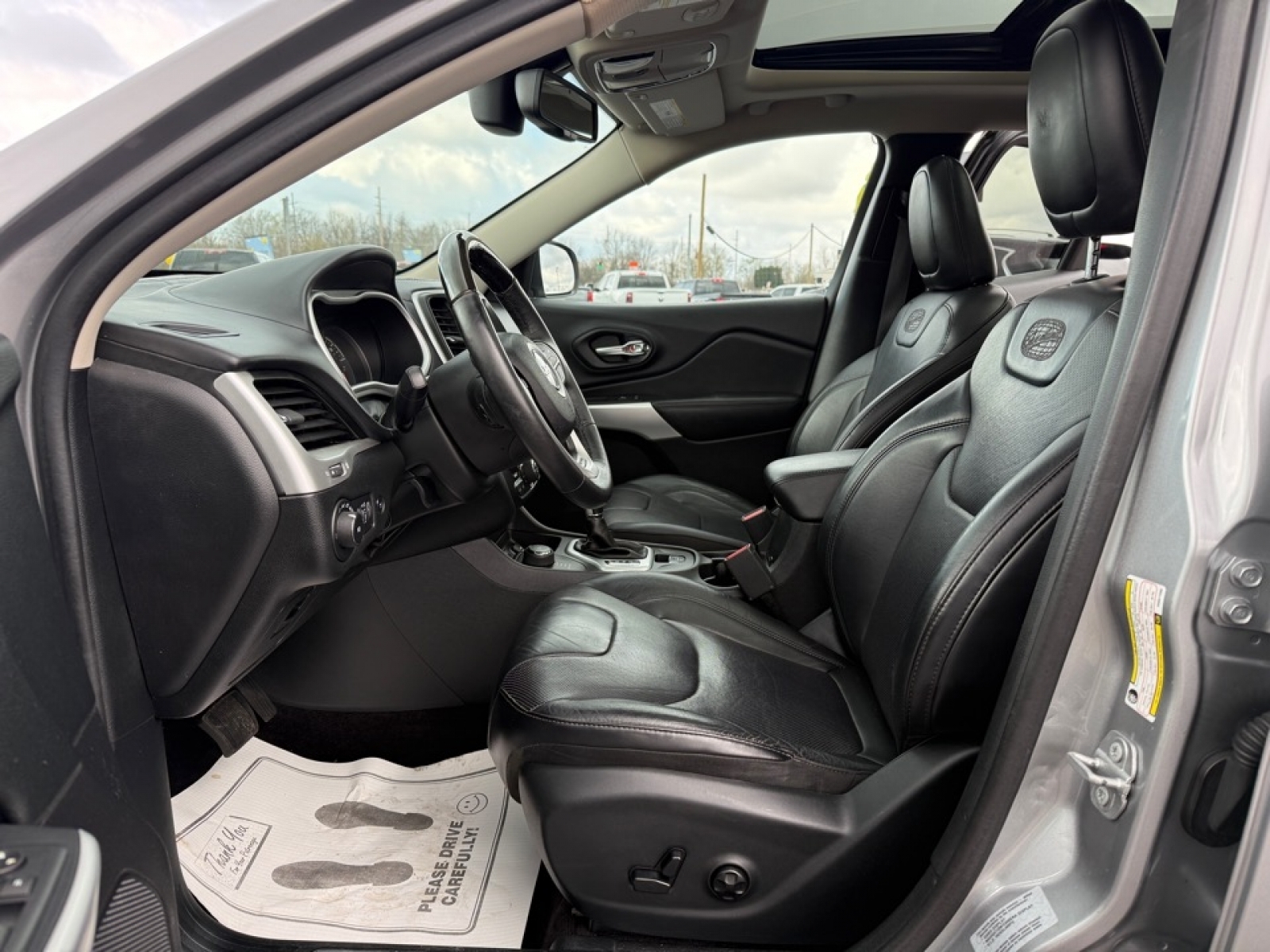 2017 Jeep Cherokee Overland 4x4, 39697, Photo