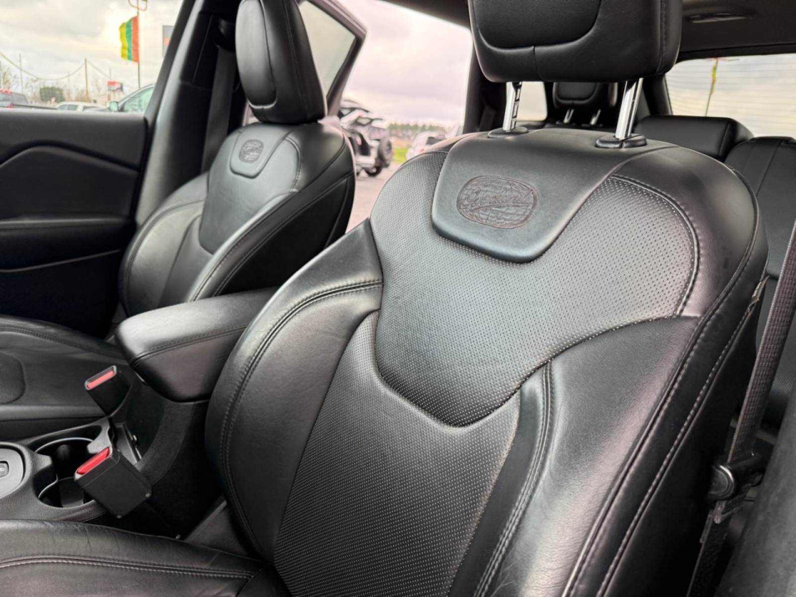 2017 Jeep Cherokee Overland 4x4, 39697, Photo