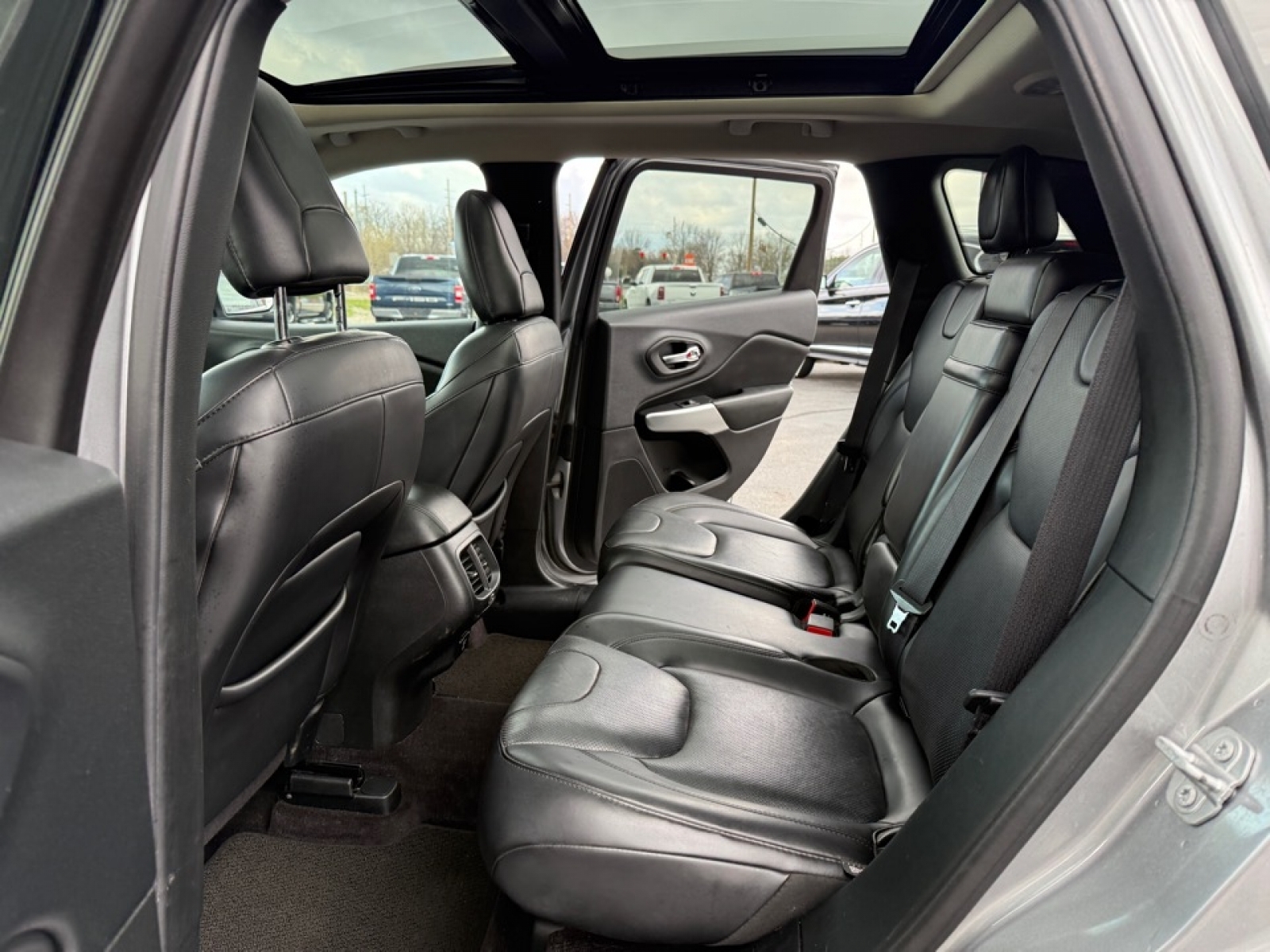 2017 Jeep Cherokee Overland 4x4, 39697, Photo