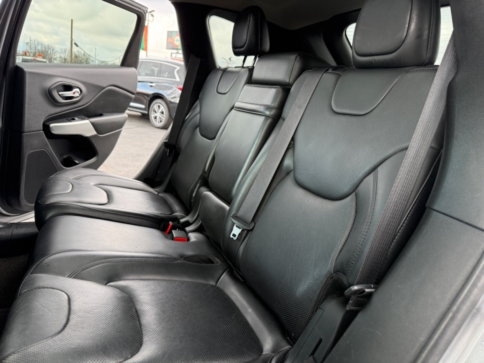 2017 Jeep Cherokee Overland 4x4, 39697, Photo