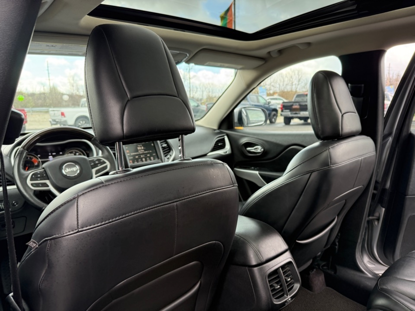 2017 Jeep Cherokee Overland 4x4, 39697, Photo