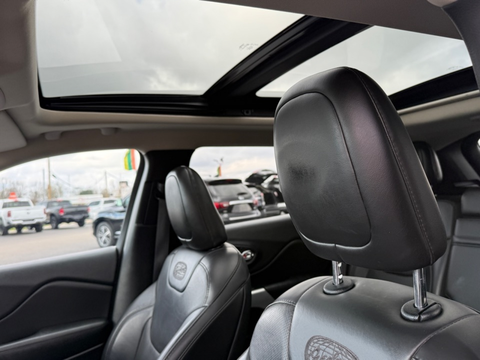 2017 Jeep Cherokee Overland 4x4, 39697, Photo