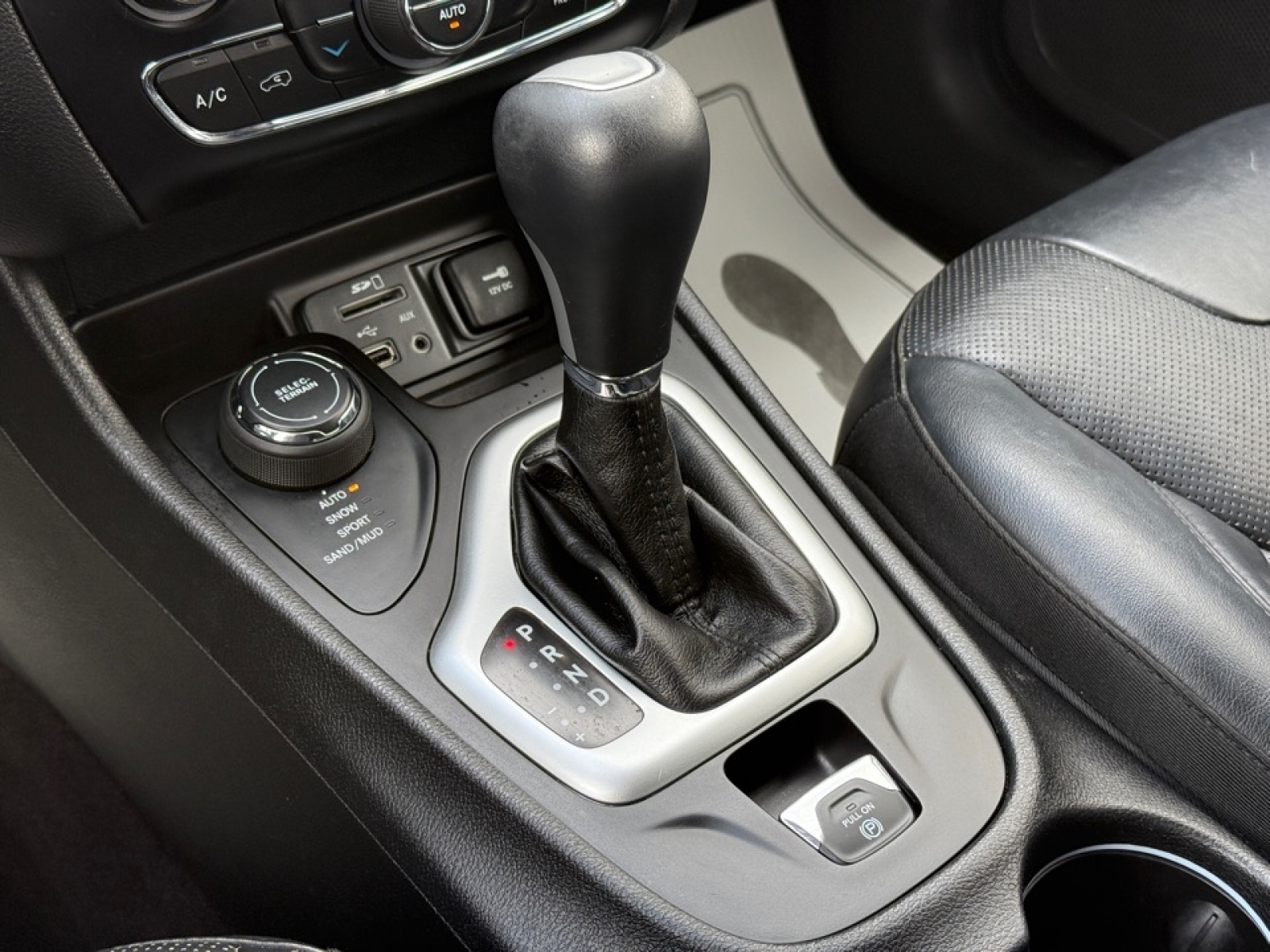 2017 Jeep Cherokee Overland 4x4, 39697, Photo