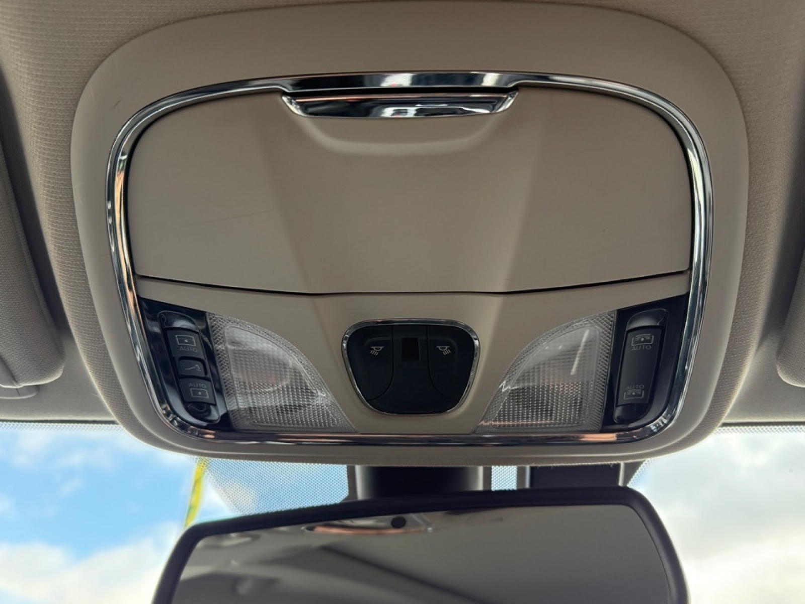 2017 Jeep Cherokee Overland 4x4, 39697, Photo