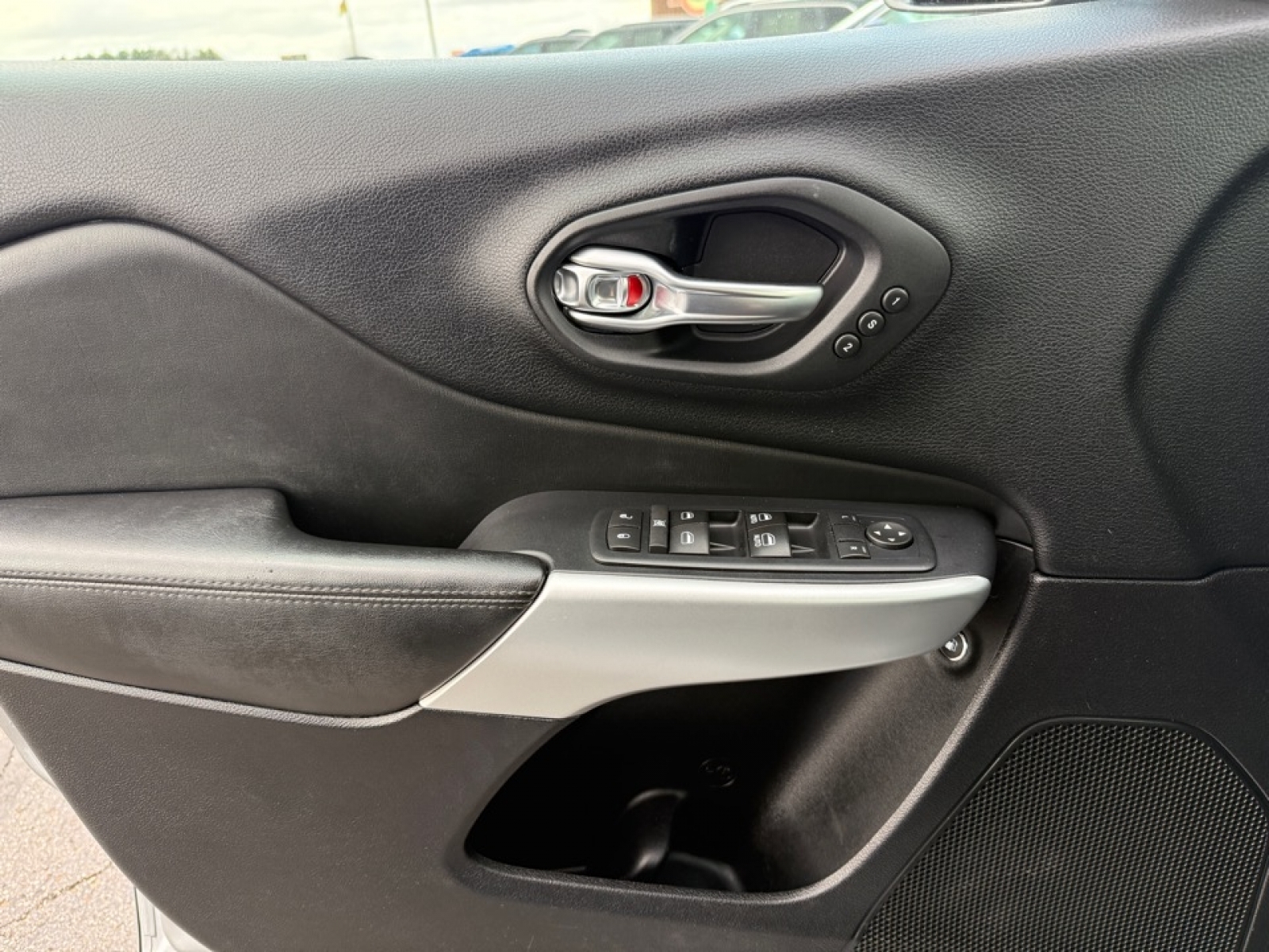 2017 Jeep Cherokee Overland 4x4, 39697, Photo