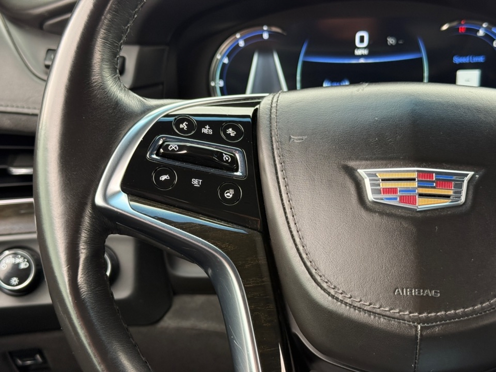 2018 Cadillac Escalade Platinum, 39137, Photo