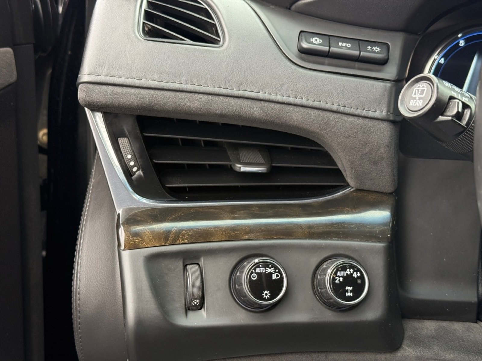 2018 Cadillac Escalade Platinum, 39137, Photo