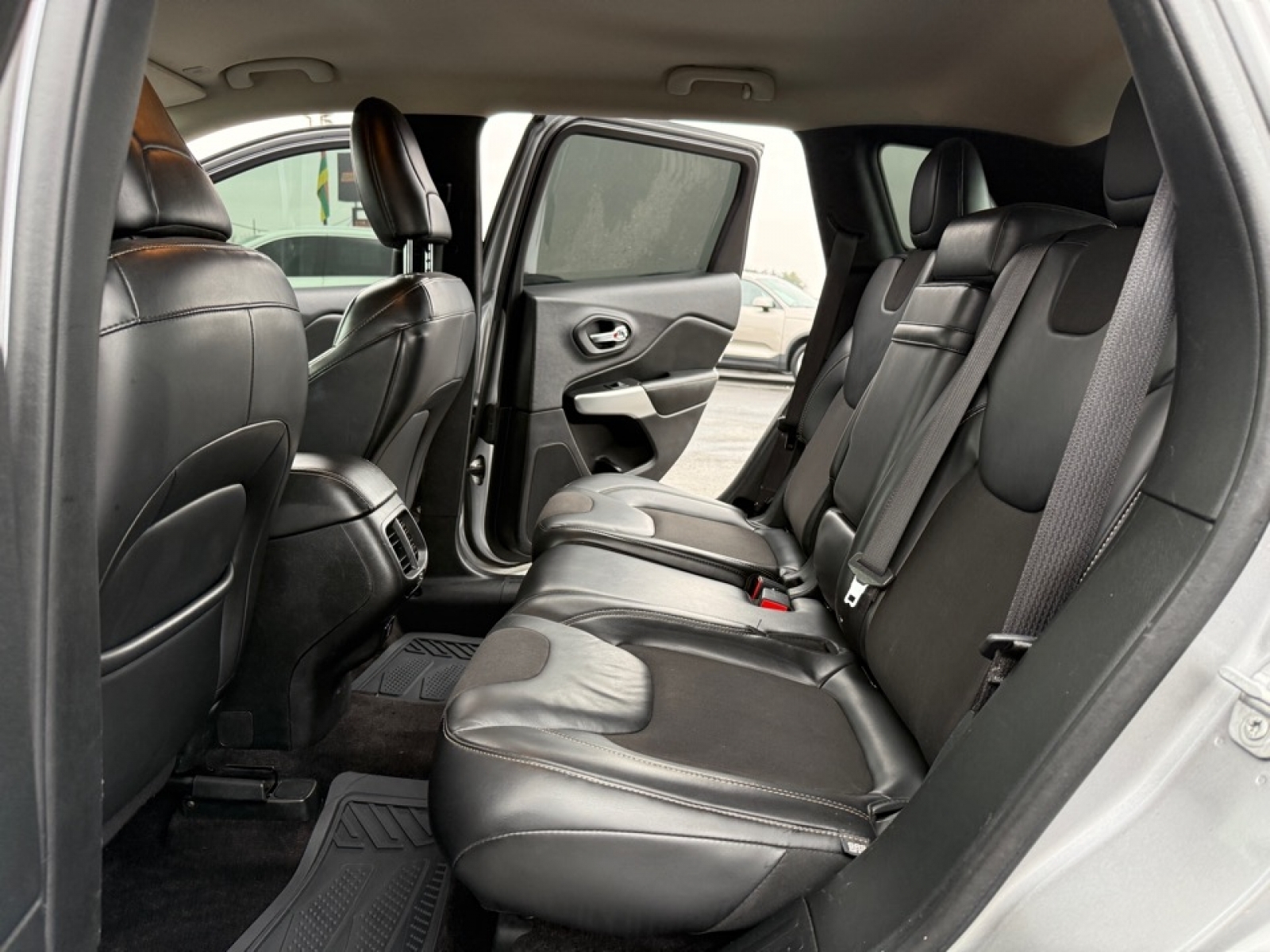 2018 Jeep Cherokee Latitude Plus FWD, 38930A, Photo