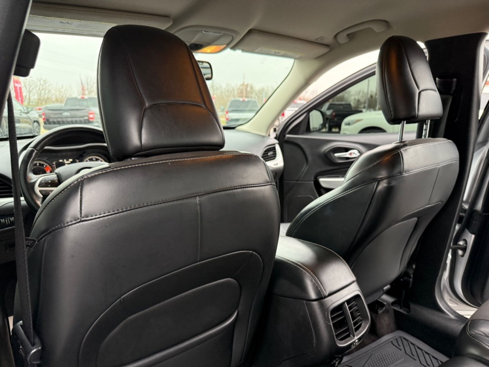 2018 Jeep Cherokee Latitude Plus FWD, 38930A, Photo