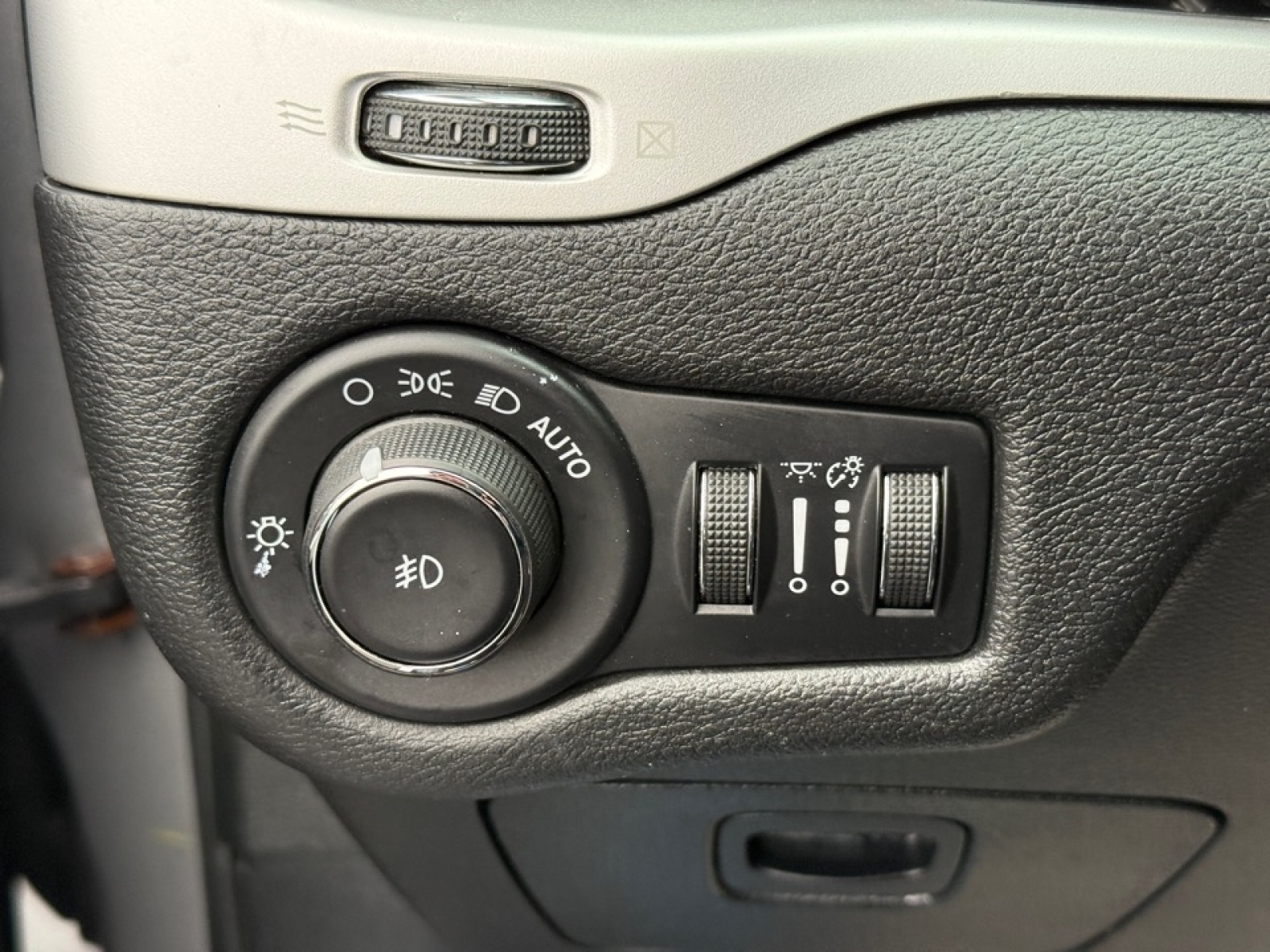 2018 Jeep Cherokee Latitude Plus FWD, 38930A, Photo