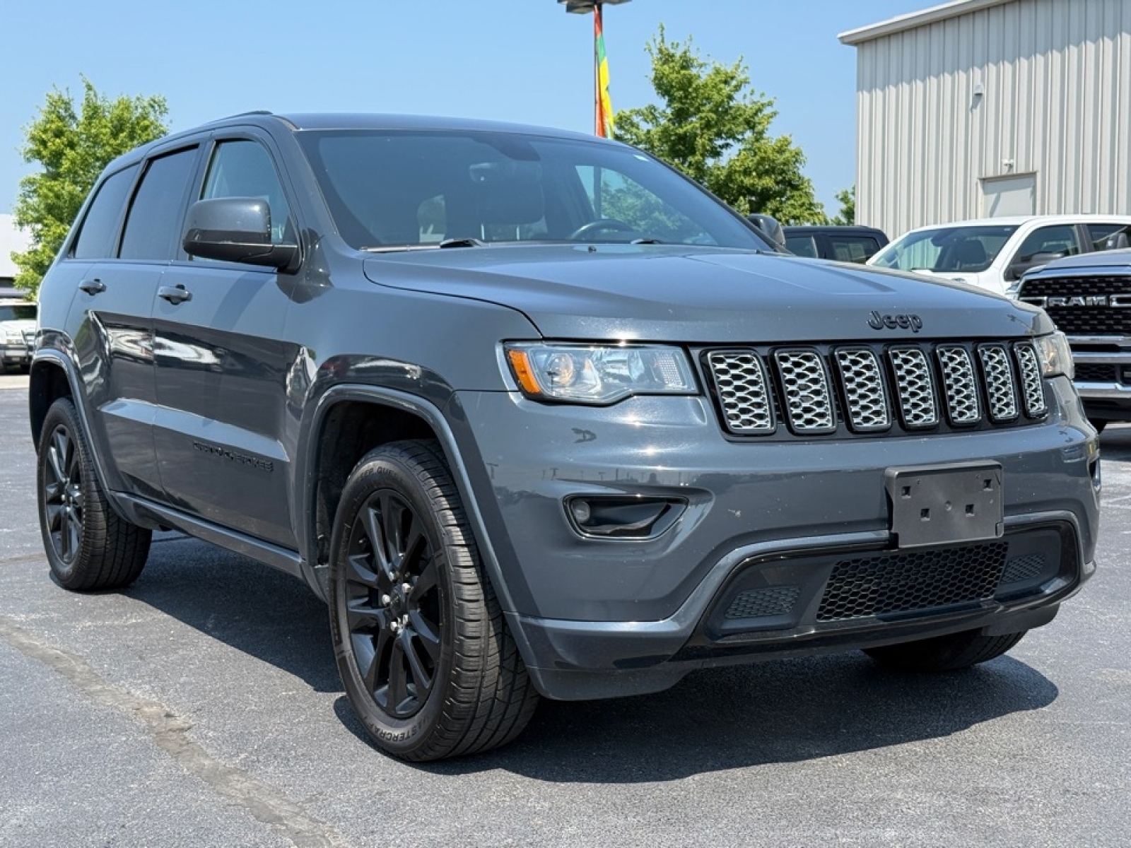 2018 Jeep Grand Cherokee Altitude photo 2