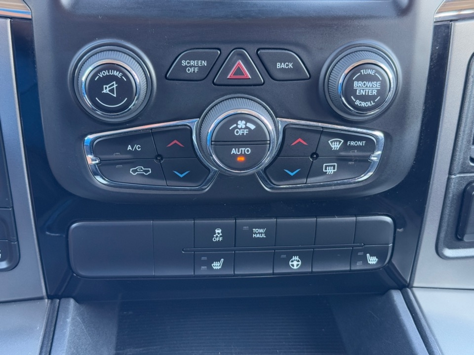 2018 Ram 1500 Sport, 39069, Photo