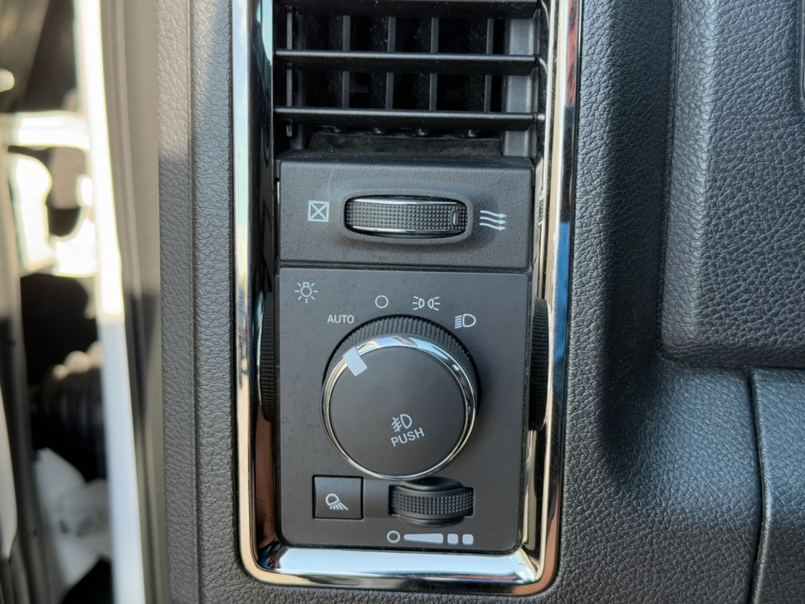 2018 Ram 1500 Sport, 39069, Photo
