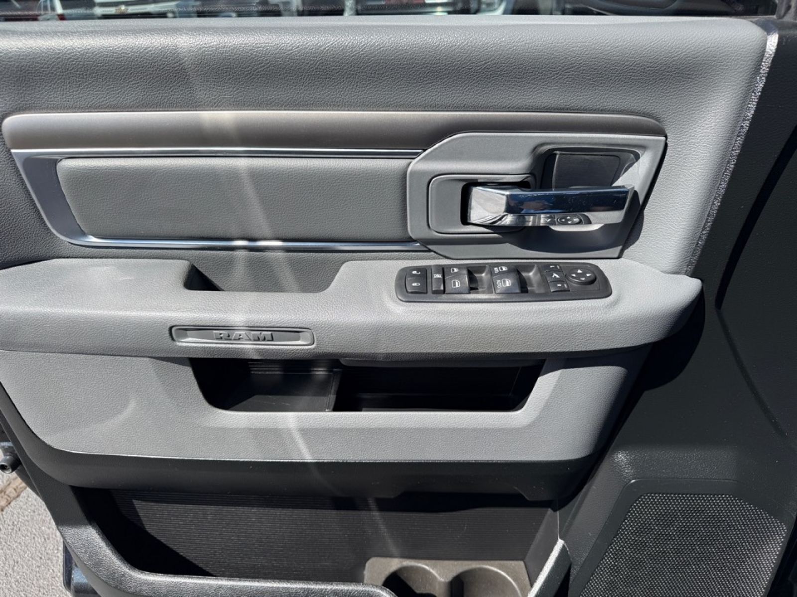 2018 Ram 1500 SLT, 39632, Photo