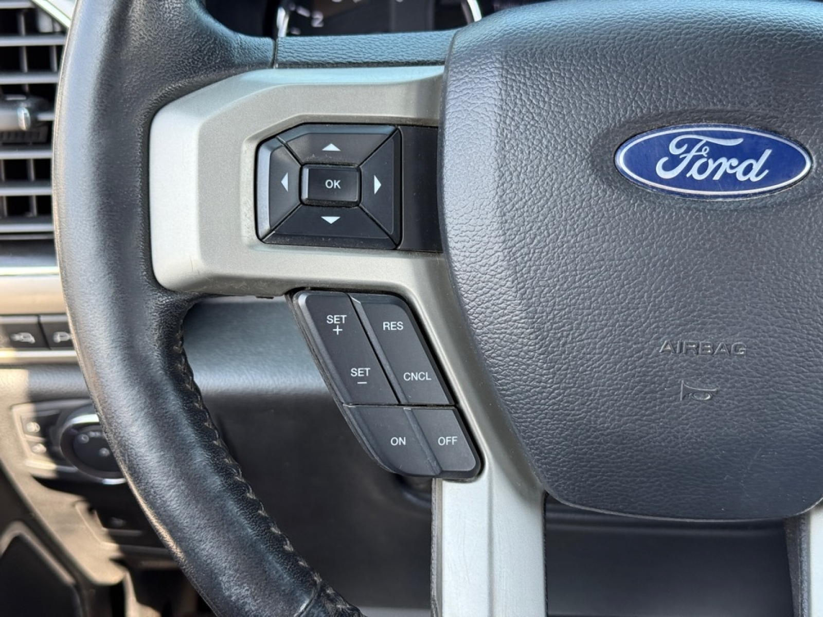 2019 Ford F-350 LARIAT, 38604, Photo