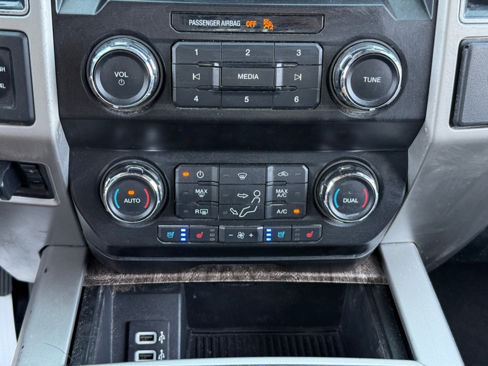 2019 Ford F-350 LARIAT, 38604, Photo