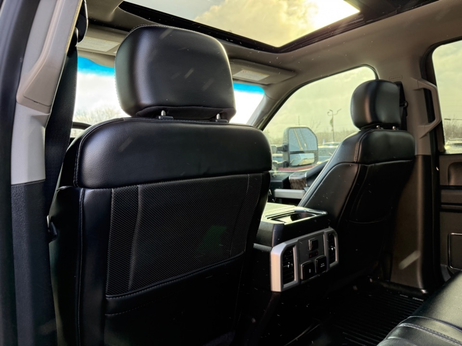 2019 Ford F-350 LARIAT, 39270, Photo