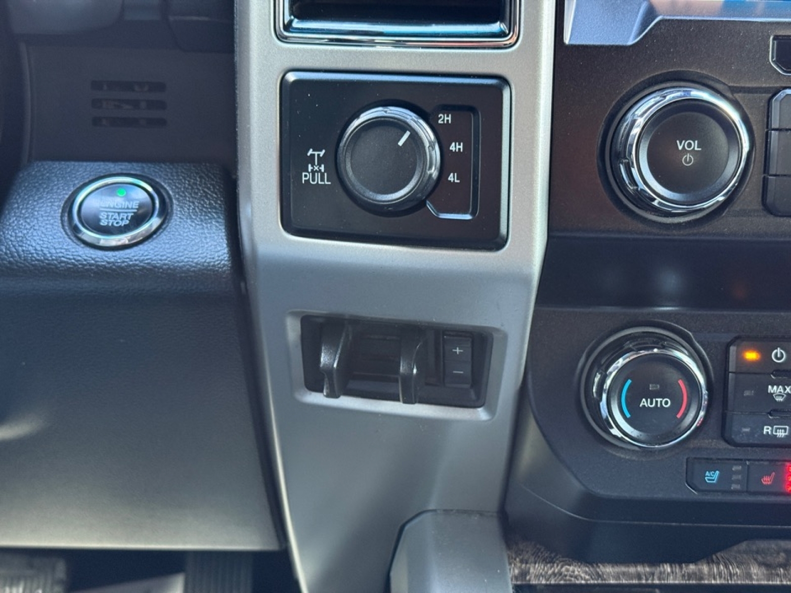 2019 Ford F-350 LARIAT, 39270, Photo