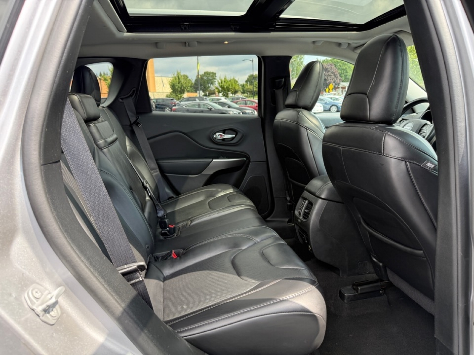 2019 Jeep Cherokee Limited photo 13