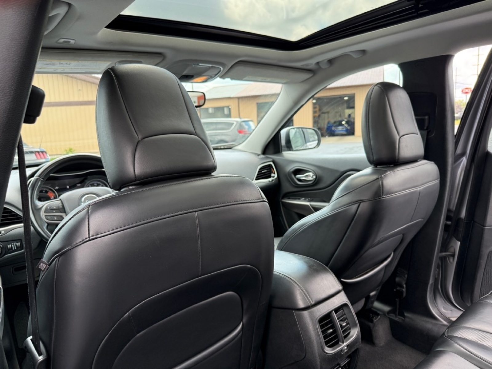 2019 Jeep Cherokee Limited photo 16