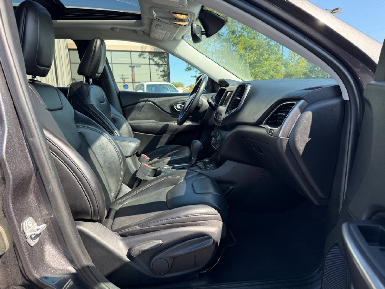 2019 Jeep Cherokee Latitude Plus 4x4, 38875, Photo
