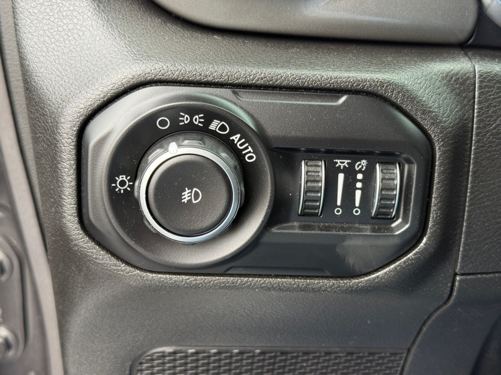 2019 Jeep Wrangler Unlimited Sahara 4x4, 39373, Photo