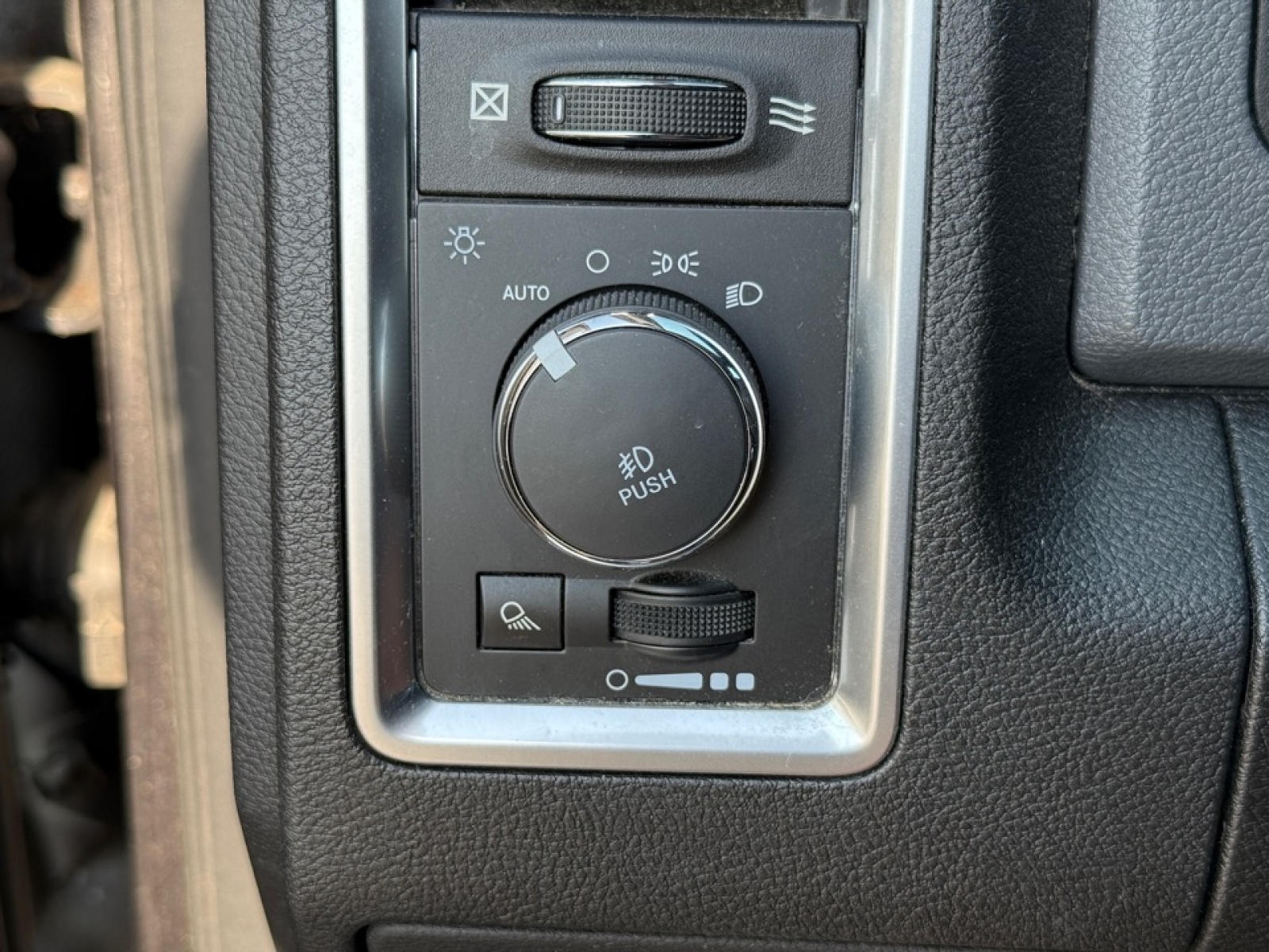 2019 Ram 1500 Classic SLT, 39307, Photo