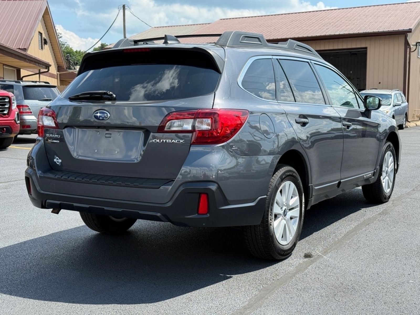 2019 Subaru Outback 2.5i Premium photo 3