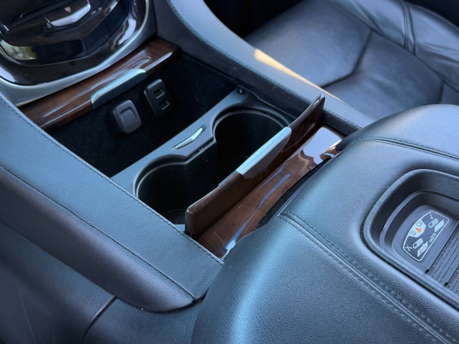 2020 Cadillac Escalade 4WD Luxury, 38996, Photo