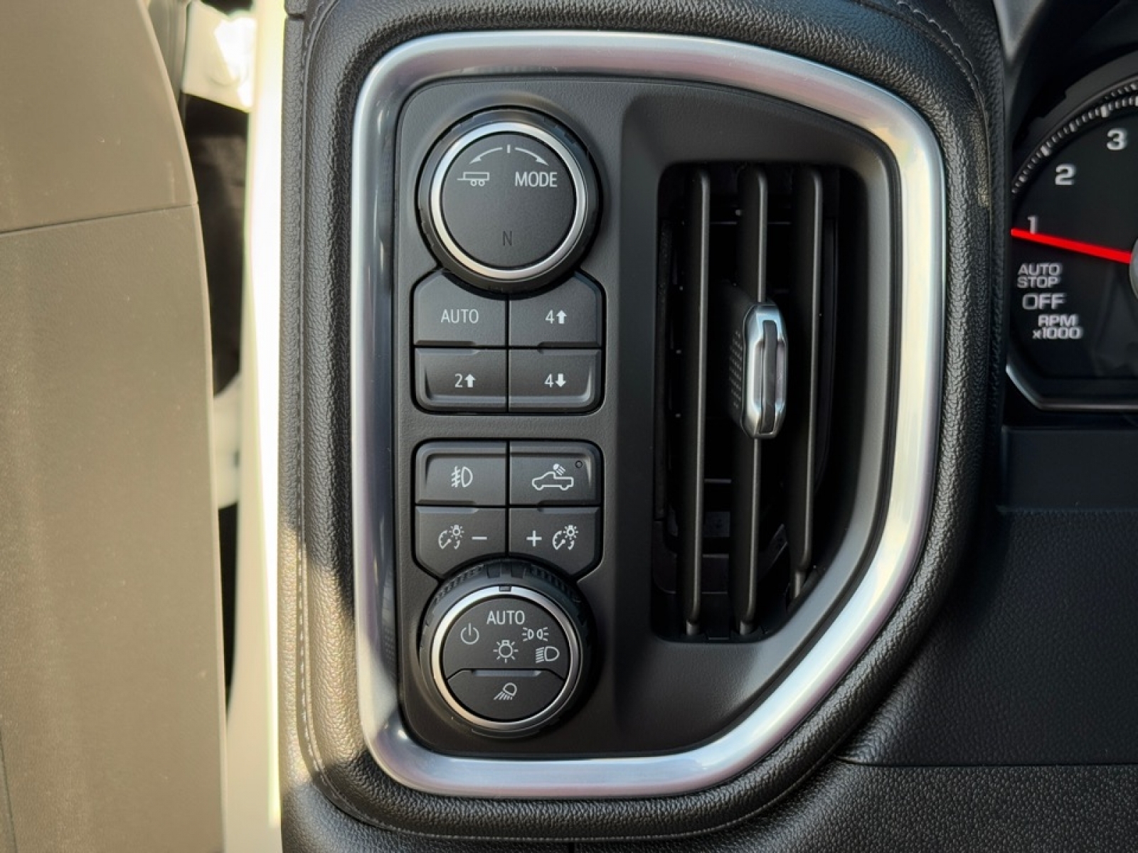 2020 Chevrolet Silverado 1500 4WD Crew Cab Short Bed LTZ, 39070, Photo