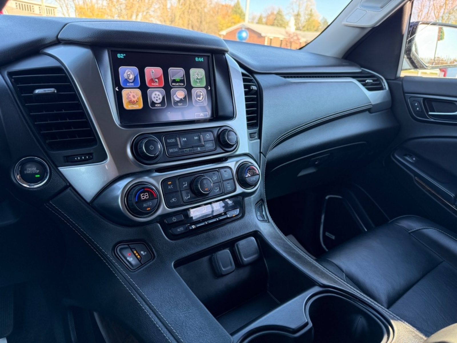 2020 Chevrolet Tahoe 4WD LT, 39151, Photo