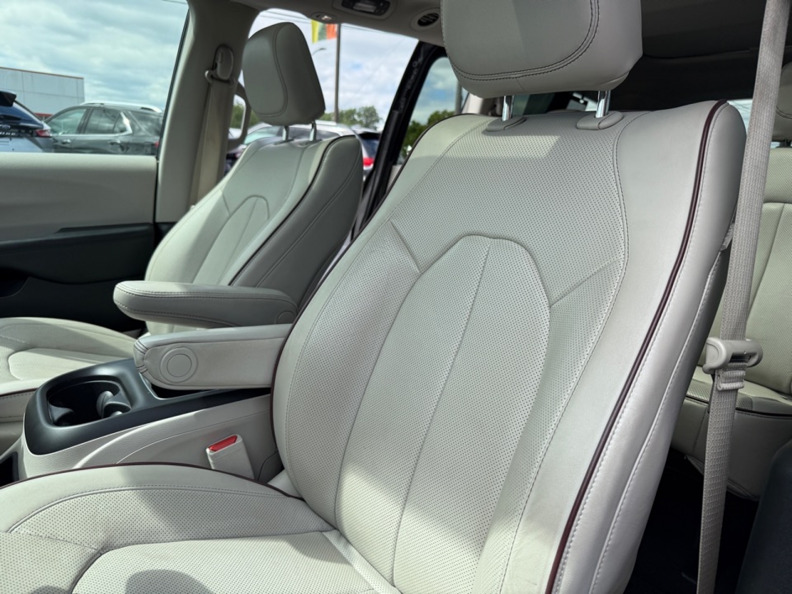 2020 Chrysler Pacifica Limited photo 17