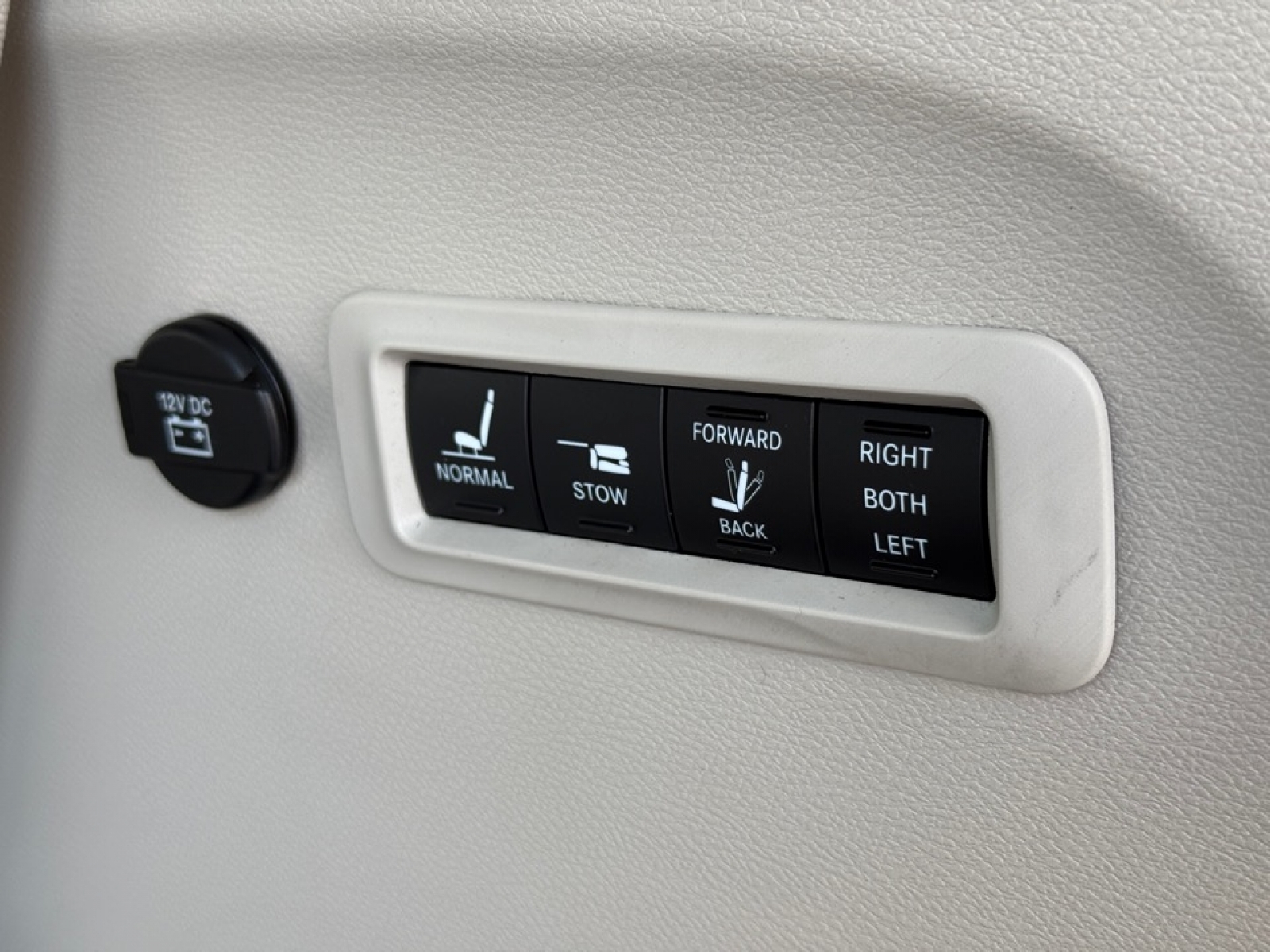 2020 Chrysler Pacifica Limited photo 36