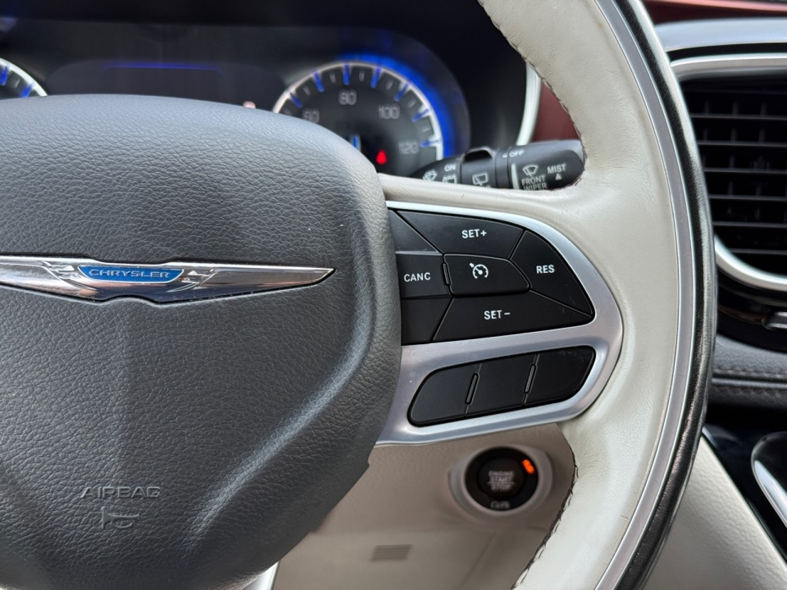 2020 Chrysler Pacifica Limited photo 25