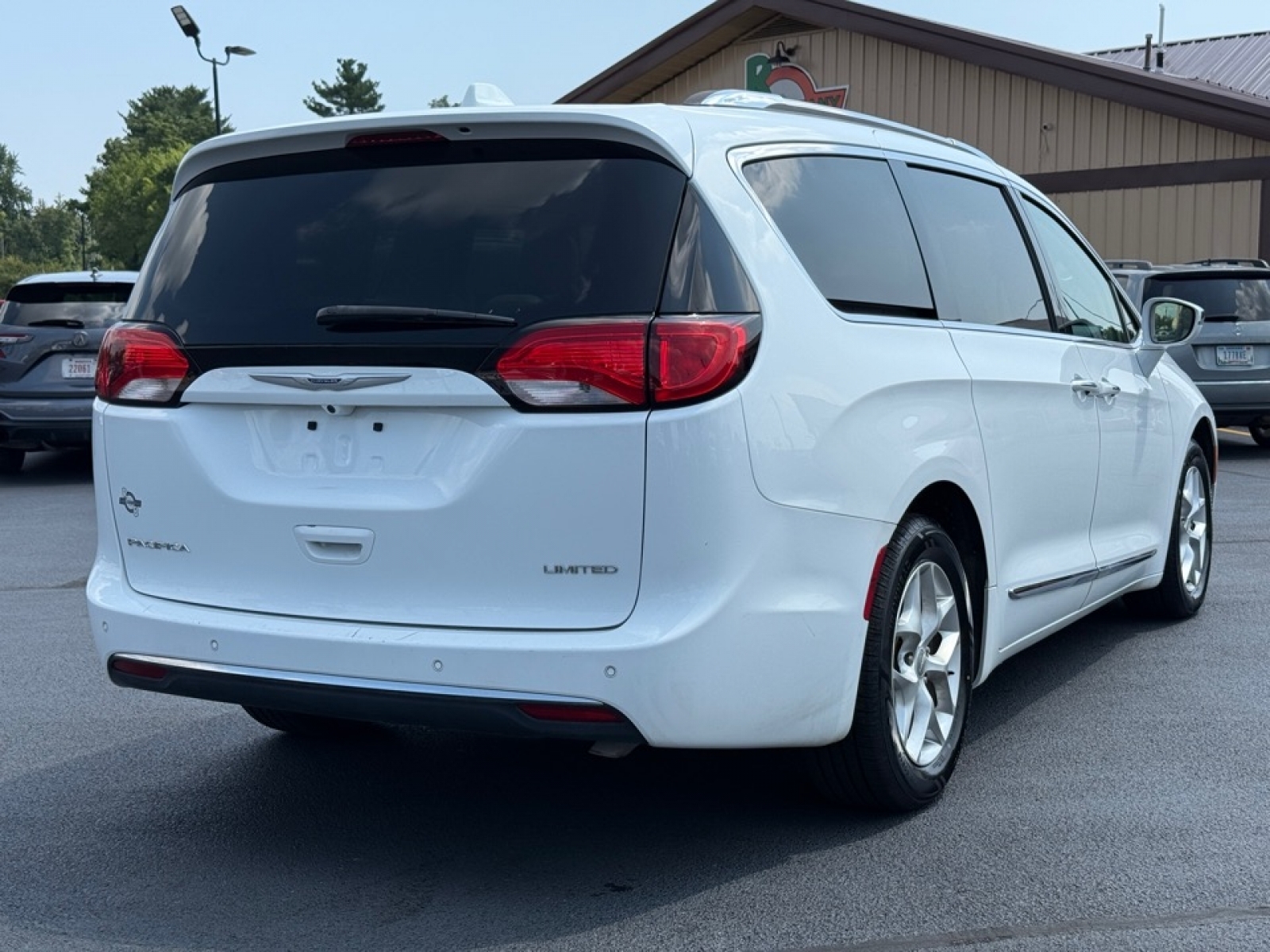 2020 Chrysler Pacifica Limited photo 8
