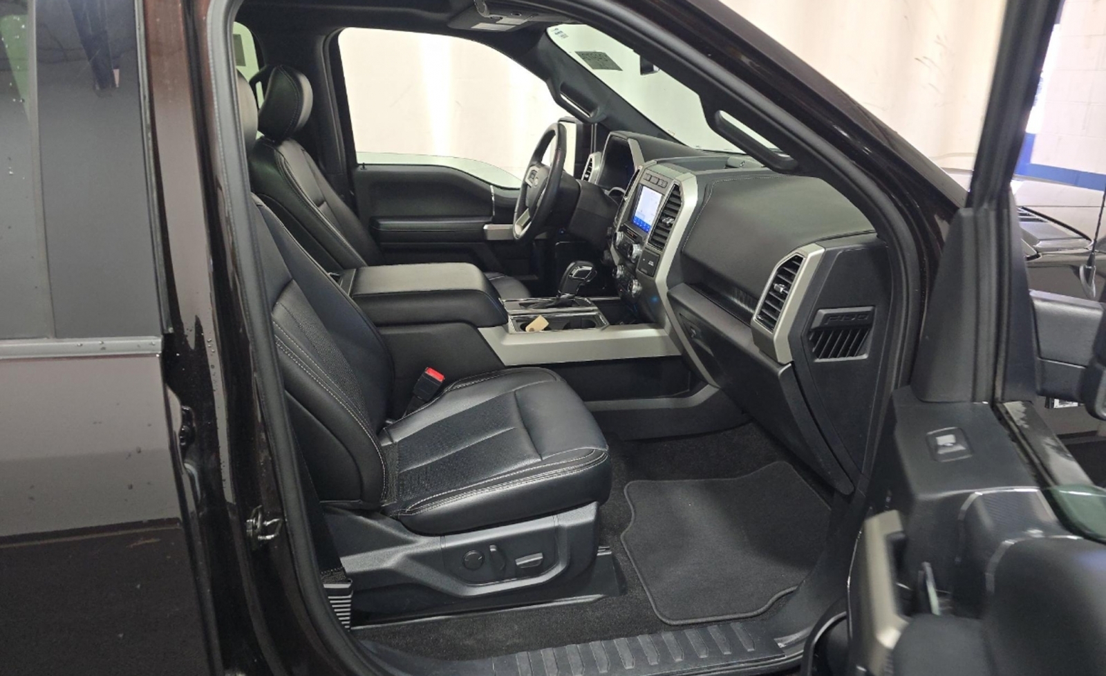 2020 Ford F-150 LARIAT, 39811, Photo